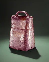 Zvon sv. Patrika, z Irska, c.552 (železo máčené v bronzu)